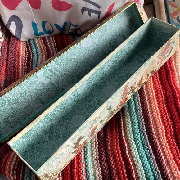 Cottage core vintage box 16inches long with lid gold edged - Picture 7 of 9